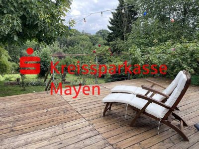 Eifel-Idylle: Ferienhaus mit großer Terrasse und gepflegtem Grundstück