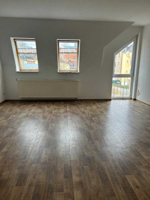 **Helle, gut geschnittene 2-Zimmer Wohnung mit bodentiefen Fenstern**