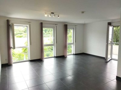 Neuwertige Wohnung mit zwei Zimmern sowie Balkon und Einbauküche in Bempflingen