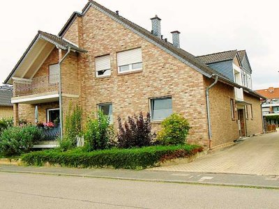 *** Attraktive und topgepflegte Sonnenbalkon-Traumwohnung mit Garage in kleiner Einheit ***