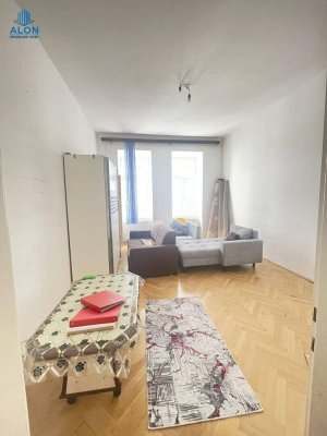 Sanierungsbedürftige Einzimmerwohnung in Ruhelage – Altbau mit Lift