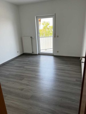 Erstbezug nach Sanierung mit Balkon und Einbauküche: Stilvolle 3-Raum-Wohnung in Flörsheim am Main