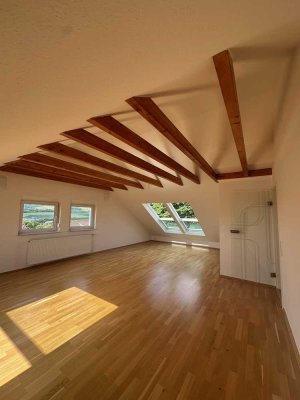 Moderne Dachgeschosswohnung mit Charme – ideal für Paare - 3,5 Zimmerwohnung