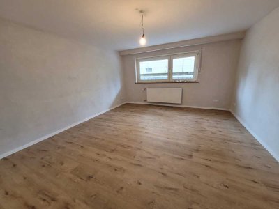 Erstbezug nach Sanierung * Großzügige 1-Zimmer-Wohnung im Souterrain * Schnell bewerben!