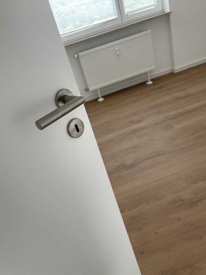 Erstbezug nach Sanierung mit Einbauküche und Balkon: attraktive 4-Zimmer-Wohnung Altenhain