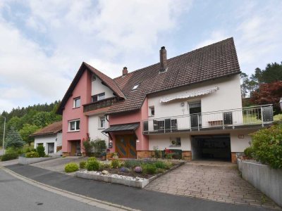 Großzügiges Zweifamilienhaus mit 4 Garagen in Wilhelmsthal