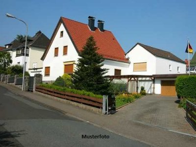 Freistehendes Einfamilienhaus, Terrasse und Mehrzweckgebäude