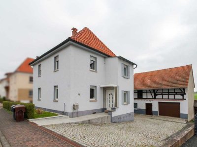 Einfamilienhaus mit Nebengebäude und Garten in Ransbach