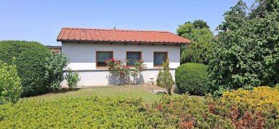 Kleines Einfamilienhaus mit Garage und großem Grund