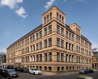 "Lichtdurchflutete Dachgeschosswohnung mit zwei Dachterrassen in sanierter Industriearchitektur"