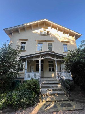 Helle und geräumige 3,5 Raum Wohnung in Altbauvilla mit parkähnlichem Grundstück zu vermieten