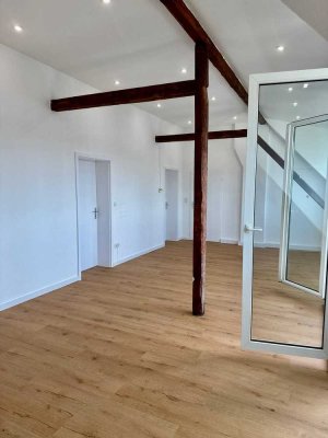 Erstbezug nach Renovierung: 3-Zi-Altbauwohnung mit Balkon & neuer EBK in Düsseldorf-Friedrichstadt