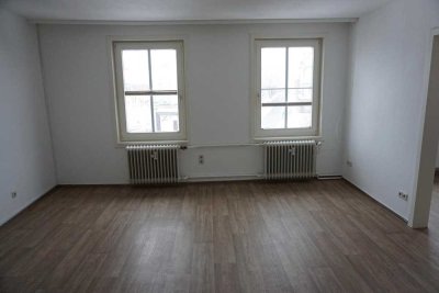 Schöne 4-Zimmer Wohnung mit Balkon in zentraler Lage!