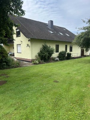 Zweifamilienhaus mit Einliegerwohnung und großem Grundstück in ruhiger Sackgassenlage