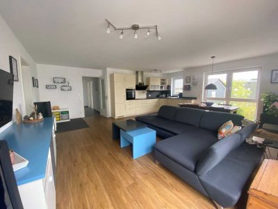 4-Zimmer-Erdgeschosswohnung mit gehobener Innenausstattung, EBK, Terrasse und Garage