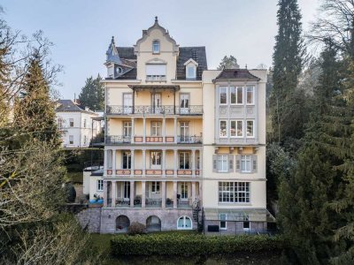 Exklusive Wohnung mit umlaufender Terrasse und parkähnlichem Garten