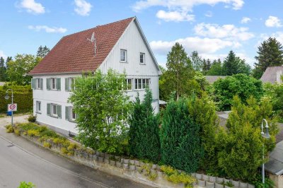 Kurzfristig bezugsfrei: Charmantes Zweifamilienhaus in zentraler Lage von Ostrach