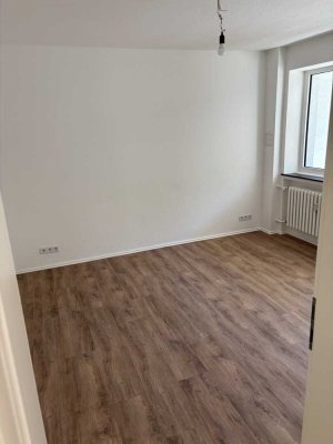 Erstbezug nach Sanierung von schöner heller 2 Raum Wohnung mit Südbalkon und Waldlage