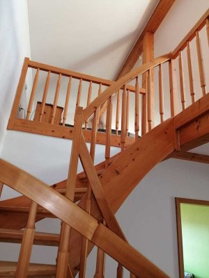 Charmante, helle 2-Raum-Maisonette-Wohnung mit attraktiver Galerie und Balkon in Feldkirchen-Wh