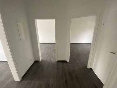 Stilvolle, sanierte 2,5-Zimmer-Wohnung mit Balkon und Einbauküche in Düsseldorf