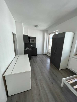 Möbliertes WG-Zimmer mit Einbauküche und Balkon