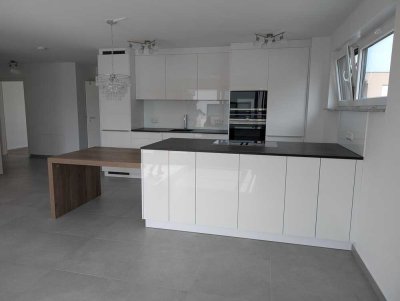 Geschmackvolle, neuwertige 4-Raum-DG-Wohnung mit geh. Innenausstattung mit Balkon und EBK