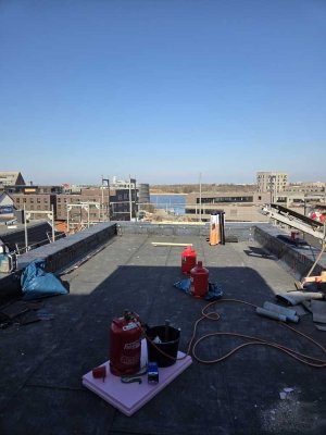 Penthouse-Feeling auf zwei Etagen – 5-Zimmer-Maisonette mit ca. 50 m² Dachterrasse & Warnow-Blick