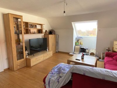 Helle 2-Zimmer-DG-Wohnung mit EBK & Garten in zentraler Lage