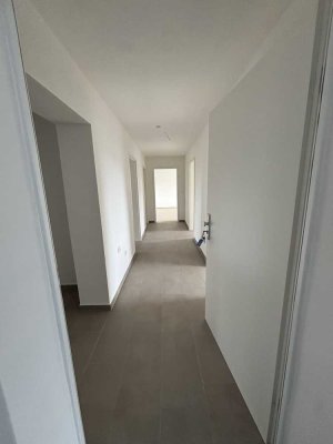 TOP:  renovierte 4,5-Raum-Erdgeschosswohnung mit Balkon, Gäste-WC und Gemeinschaftsgarten