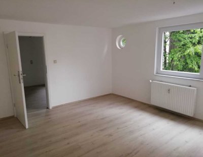 Freundliche 5-Zimmer-Erdgeschosswohnung mit EBK und Balkon in 75236, Kämpfelbach