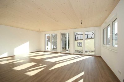 Sonnige und hochwertige Neubauwohnung im Erdgeschoss mit Terrasse und Einbauküche in Neustetten