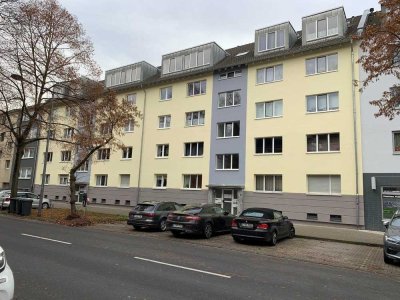 Lichtdurchflutete und großzügig geschnittene Dachgeschosswohnung im Kölner Süden mit 2 Bädern