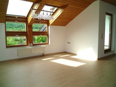 Exklusive, sanierte 3-Zimmer-Dachgeschosswohnung mit geh. Innenausstattung mit Balkon und EBK
