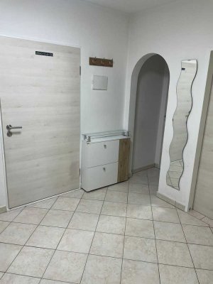 Freundliche helle 3-Zimmer-Wohnung mit Einbauküche und Balkon in 83026, Rosenheim