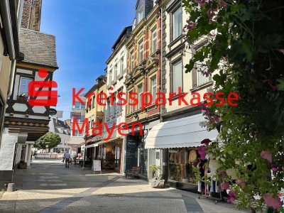 Wohn-, Geschäftshaus mit freiem Ladenlokal und 2 Wohnungen.