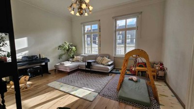 Charme & Licht;  Gepflegte 4-Zimmer Altbauwohnung  mit Balkon in Wiesbaden-City.