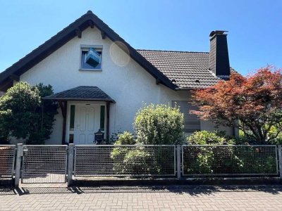 Fußläufig zum Rhein! Familienfreundliches EFH mit Wintergarten in ruhiger Lage (Spielstraße)