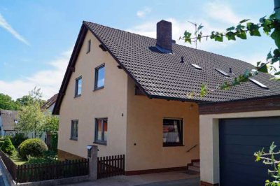 Roßtal-Ortskern: Zweifamilienhaus mit Doppelgarage in bester Wohnlage zu verkaufen!