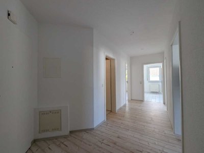Attraktive renovierte 3-Zimmer Wohnung mit Balkon und kostenlosen Außenstellplatz