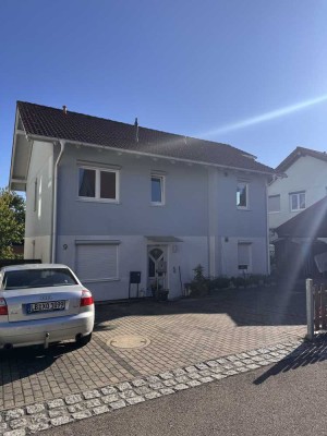 GEPFLEGTE, MODERNE 3-ZIMMER WOHNUNG MIT BALKON,GARTEN UND CARPORT