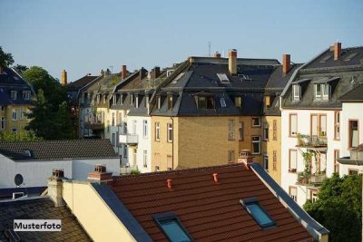 Zwei- und Einfamilienhaus, Scheune und Gartenanlage