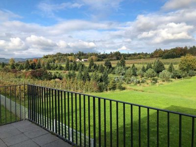 Neuwertige ruhige 2-Zimmer-Wohnung mit Blick ins Grüne, gehobene Ausstattung mit Küche und Balkon