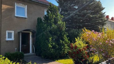 Reihenendhaus mit großem Gartengrundstück in Ortsrandlage
