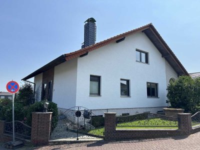 Großzügiges Einfamilienhaus mit Einliegerwohnung, EBK, Garagen und Garten in Wallrabenstein