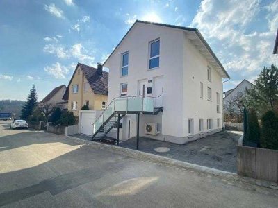 **Wohnen wie in einem Haus** Neuwertige 4,5 Zimmerwohnung auf 2 Etagen mit Garten