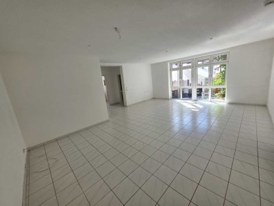 Sehr große 2 Zimmer Erdgeschosswohnung mit Balkon, Garten, Einbauküche, Fußbodenheizung & Stellplatz