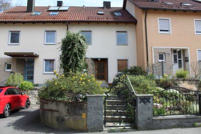 RESERVIERT! Sanierungsbedürftiges RHM in ruhiger und zentraler Lage am John-F.-Kennedy-Ring!
