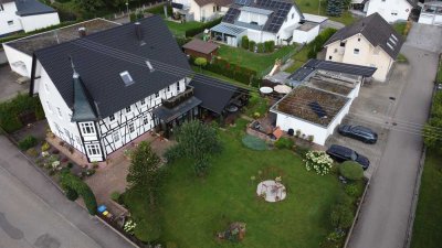 Ein Haus mit Seele. Geräumiges und modernisiertes 9-Raum-Mehrfamilienhaus mit gehobener Ausstattung.