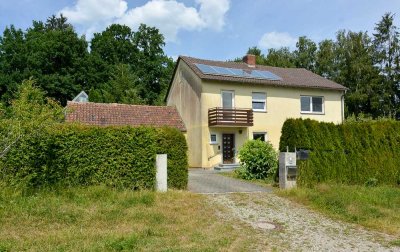 ruhige Lage, großes Grundstück – Zweifamilienhaus mit Bauplatzoption und Modernisierungsbedarf