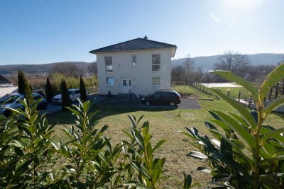 Top Wohnung in 1A-Lage! KFW 40, Erdwärmepumpe, Glasfaser, eigener Eingang, Terrasse, Fernblick